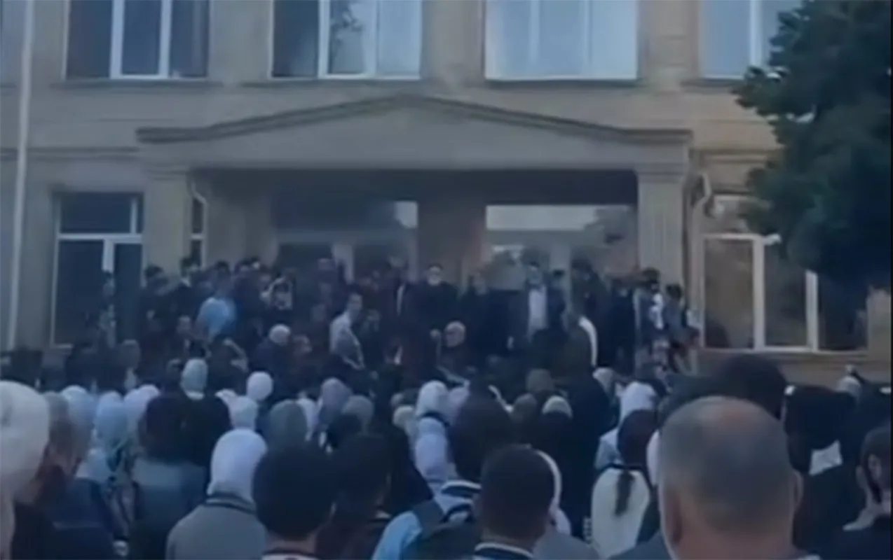 Məktəbli forması ilə bağlı qaydalara etiraz edən - 37 nəfər həbs olundu