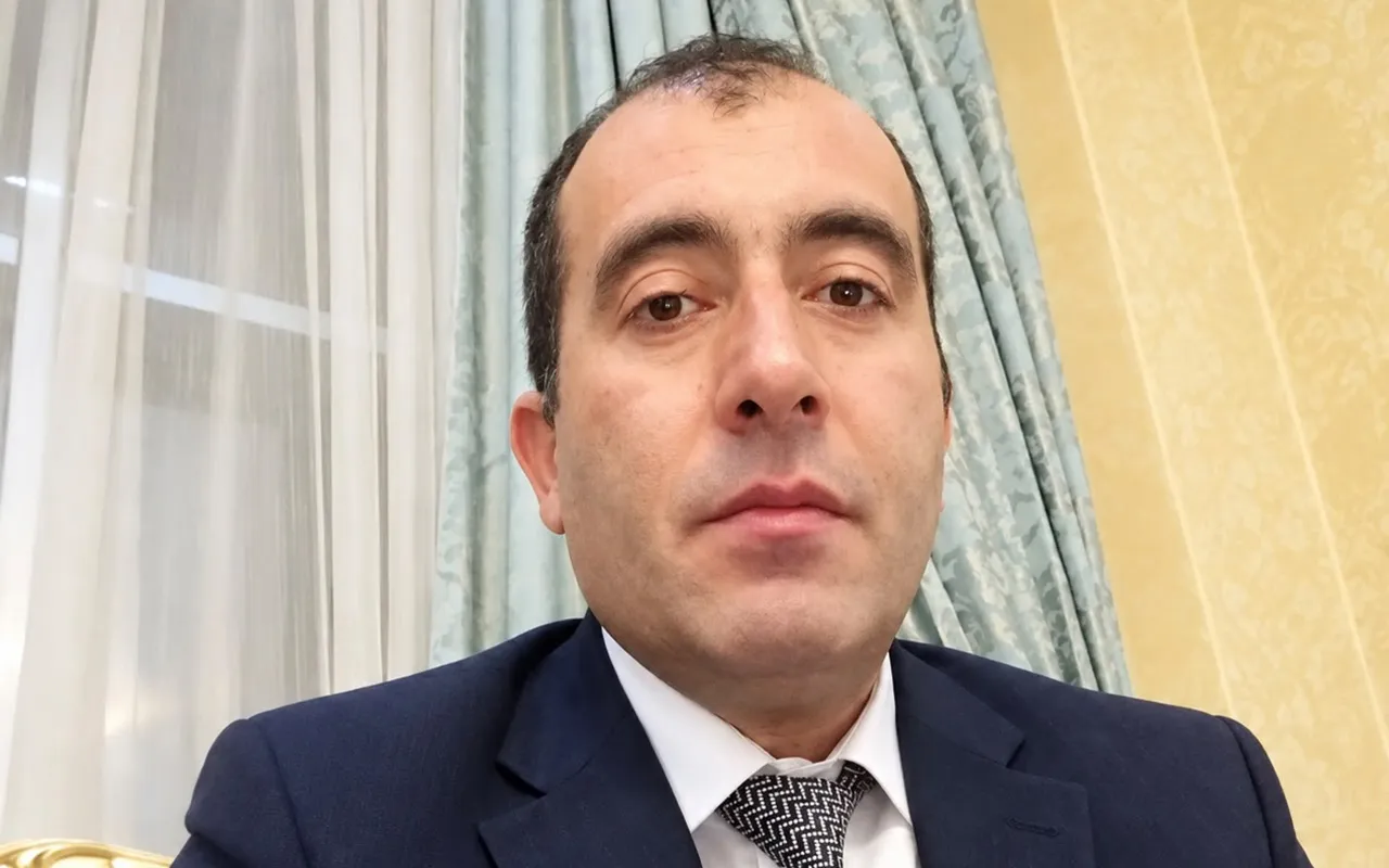 Restoranda pul alarkən tutulmuşdu - Məmura hökm oxundu