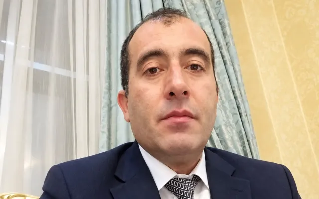 Restoranda pul alarkən tutulmuşdu - Məmura hökm oxundu