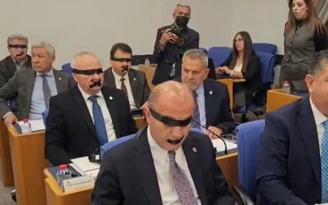 Türk deputatlar gözlərini və ağızlarını lentlə bağladılar - Video