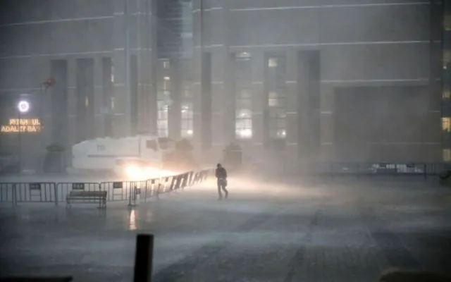İstanbulda son vəziyyət: avtobusları da su basdı... - Video