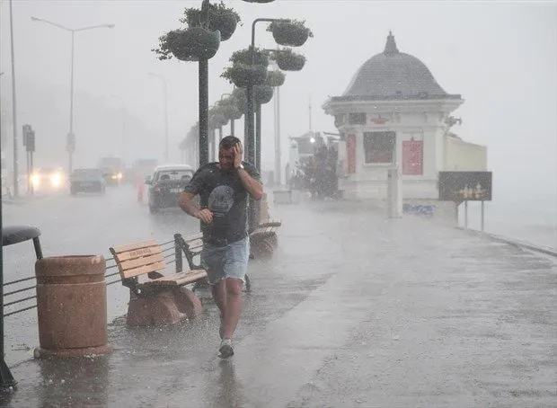 İstanbul yağışa təslim oldu, məktəblər bağlandı