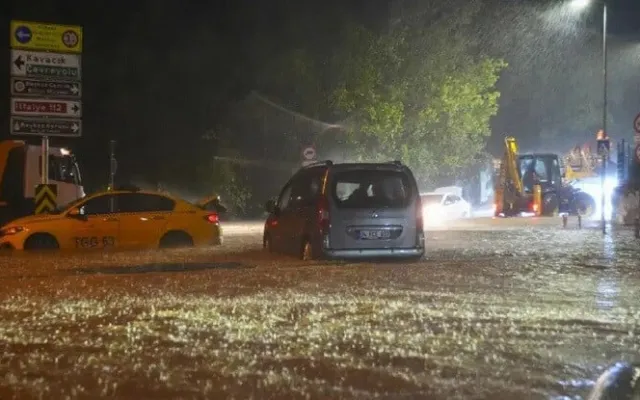 İstanbulda 41 il sonra yağış rekordu: ölənlər var