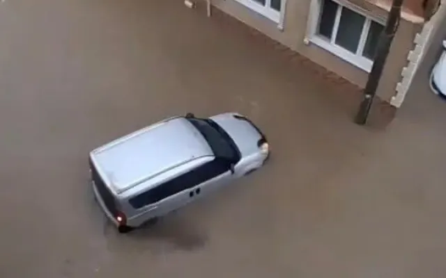 Türkiyədə maşınlar su altında qaldı - Foto