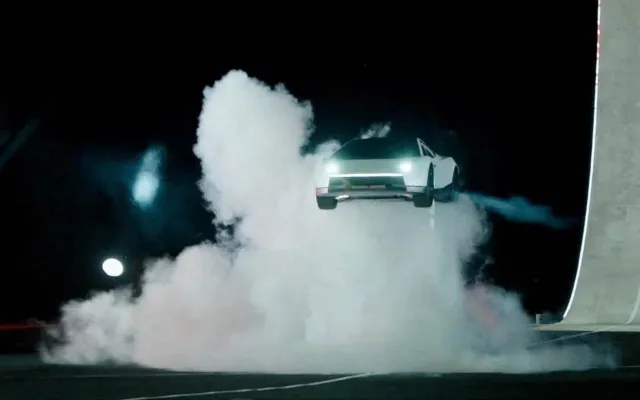 “Tesla” uça bilən avtomobilini təqdim etdi - Video