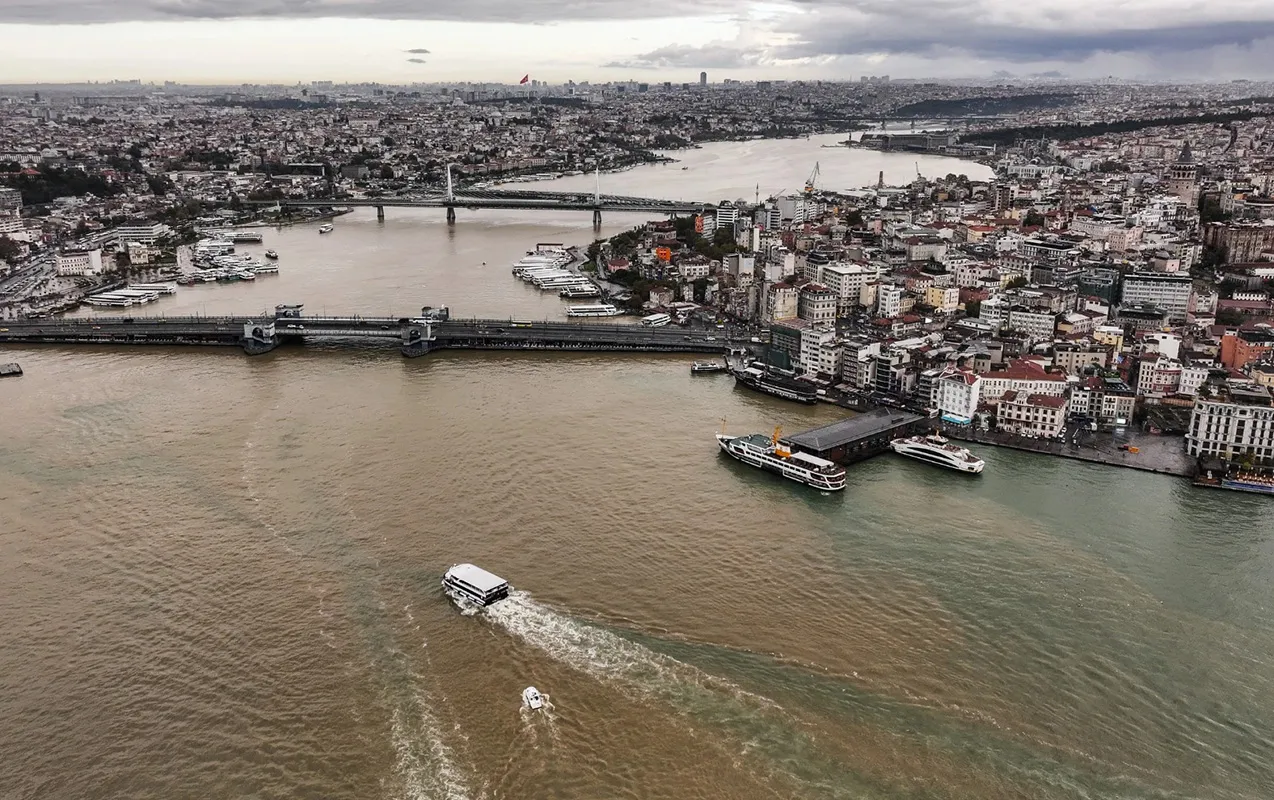 İstanbul boğazında fərqli mənzərə - Dəniz qəhvəyiyə boyandı-Fotolar