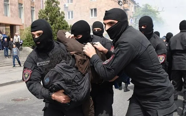 İrəvanda korrupsiya əməliyyatı: 14 nəfər saxlanıldı