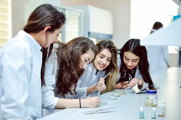 Bu nazirlik 10 tələbə qızı himayəsinə götürdü