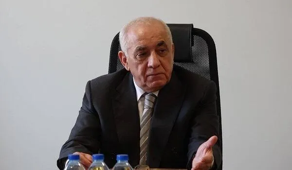Əli Əsədov yeni qərar imzaladı