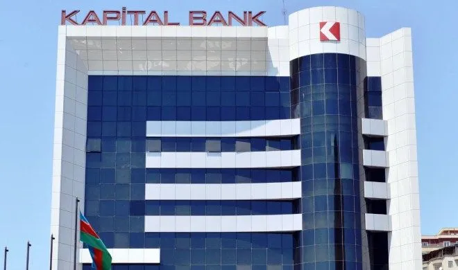 Bank əməkdaşı pulu sayarkən 100 manatı qəsdən yerə atırmış