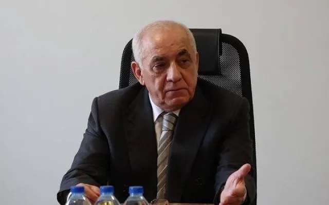 Əli Əsədov yeni qərar imzaladı