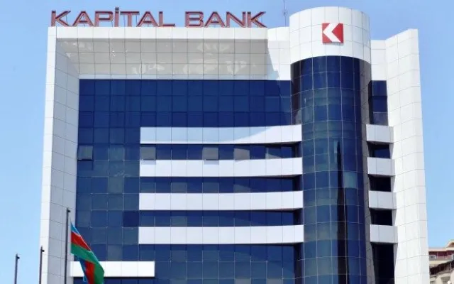 Bank əməkdaşı pulu sayarkən 100 manatı qəsdən yerə atırmış