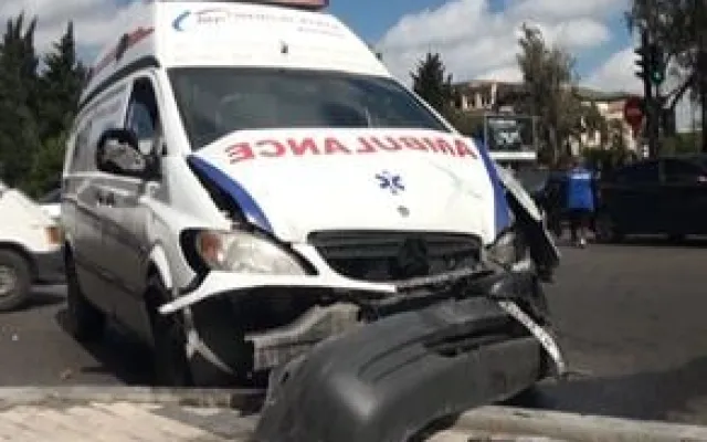 Gəncədə 3 maşın və təcili yardım toqquşdu - Foto