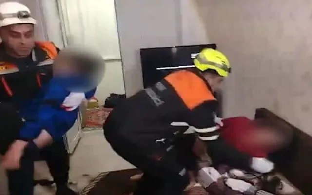 Köməksiz qalan 7 aylıq körpə belə xilas edildi - Video
