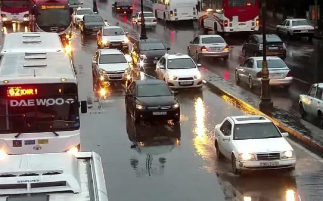 Abşeronda yağışdan sonra yolu su basdı - Video