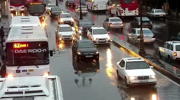 Abşeronda yağışdan sonra yolu su basdı - Video