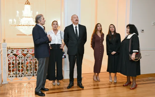 Prezident və ailə üzvləri sərgi ilə tanış oldu - Fotolar