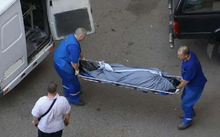 Məktəbin yanında kişi meyiti tapıldı