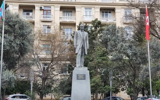 Deputatlar Atatürkün Bakıdakı abidəsini ziyarət etdilər