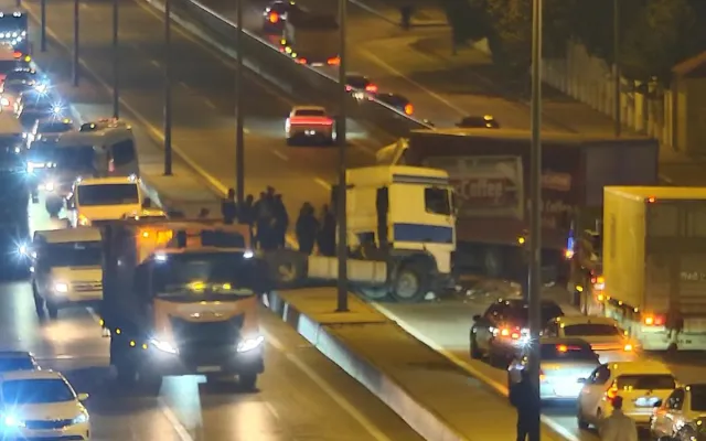 Bakıda yük maşını qəza törətdi - Yol bağlandı-Video