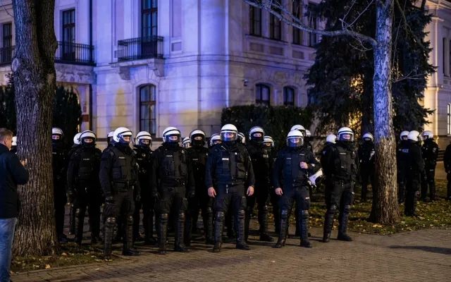 Baş nazir polis alayını məhkəməyə yeritdi, Prezident təcili geri qayıtdı - Video