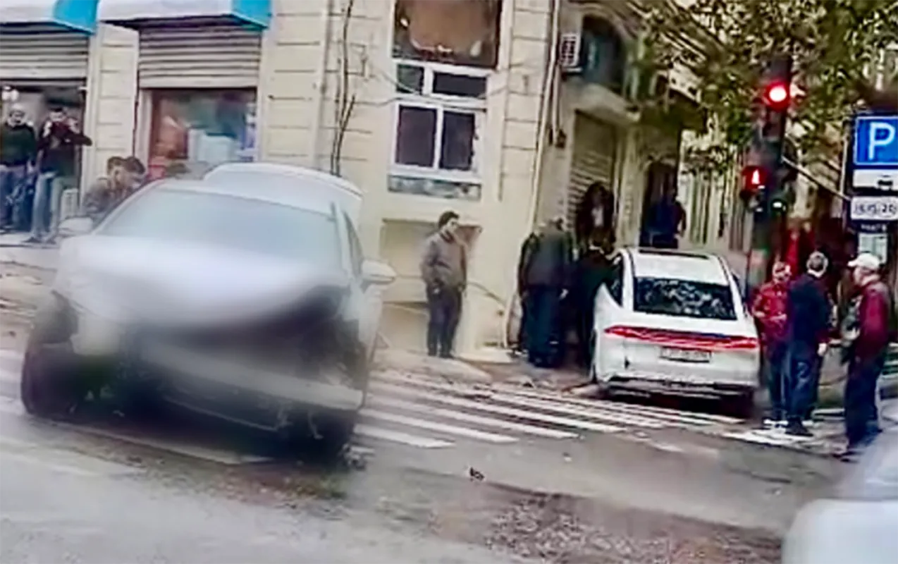 Bakının mərkəzində qəzaya düşən maşın səkiyə çıxdı - Video