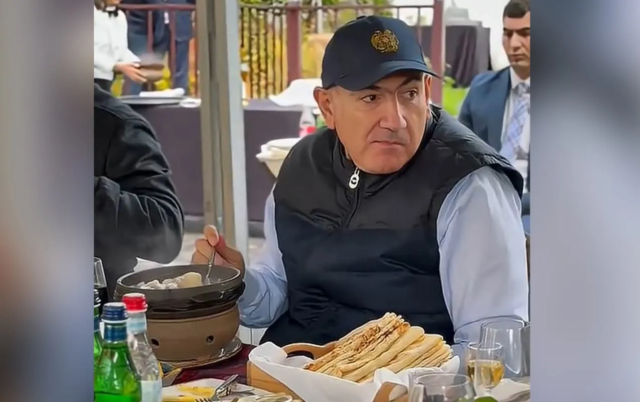 Paşinyan xaş qonaqlığında - Video