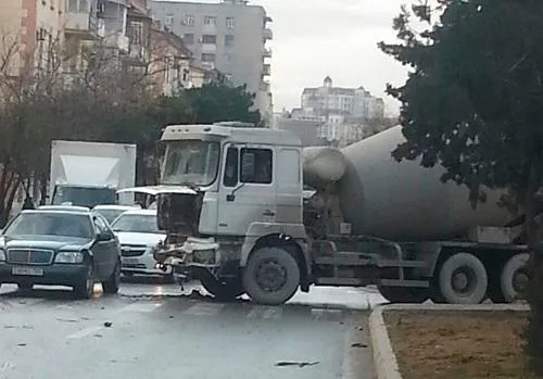 Betonqarışdıran maşın körpüyə ilişib qaldı - Video