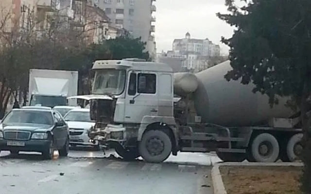 Betonqarışdıran maşın körpüyə ilişib qaldı - Video