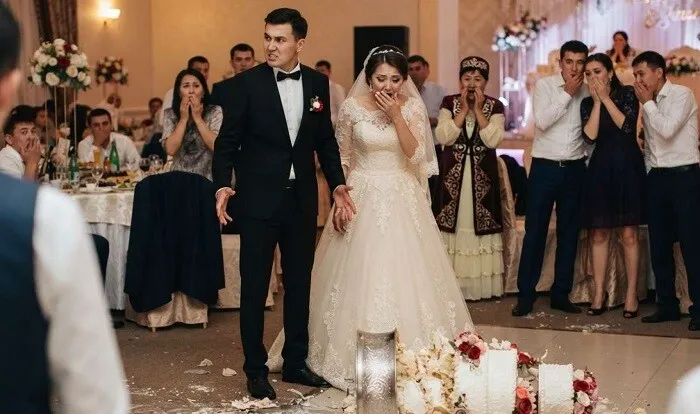 Toyda bəy əsəbləşərək tortu yerə çırpdı - Video