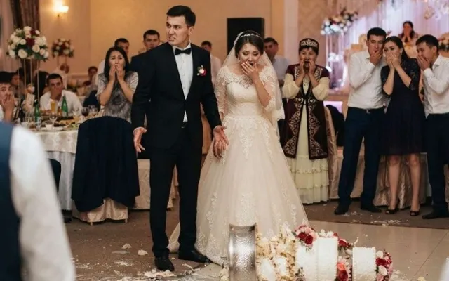 Toyda bəy əsəbləşərək tortu yerə çırpdı - Video