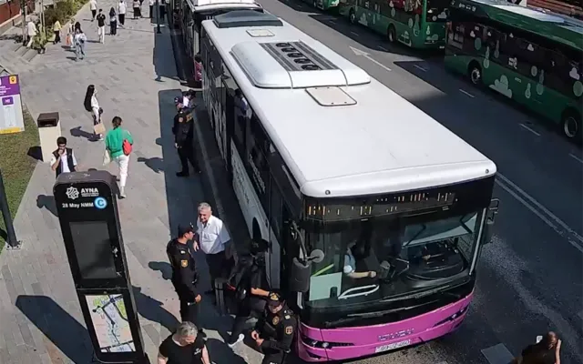 Avtobusu maşın yolunda gözləyənlərə - Müraciət+Video