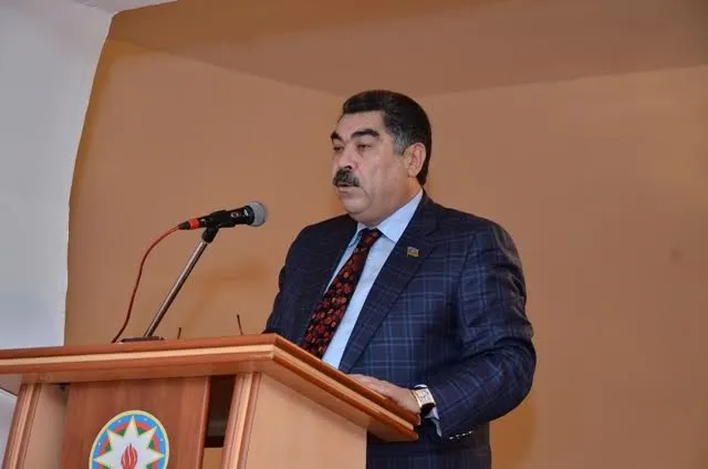 Rayon sakinləri icra başçısını topa tutdu: “Nə kömək göstərdi, nə də...”