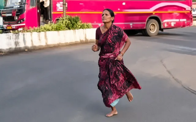 Qızı oxusun deyə ayaqyalın 3 kilometr qaçdı... - Fotolar