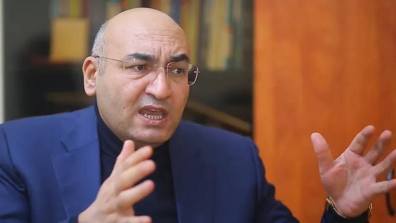İqbal Ağazadə: “Bakıda 14 zolaqlı yol da çəksəniz, tıxac bitməyəcək”