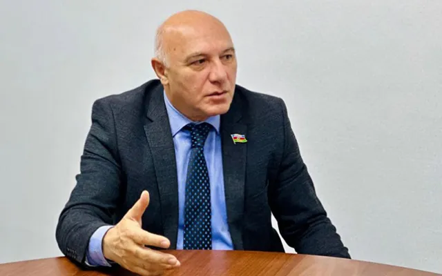 Deputat tıxaca görə iclasa gecikdi - “Üzr istəməlidirlər”