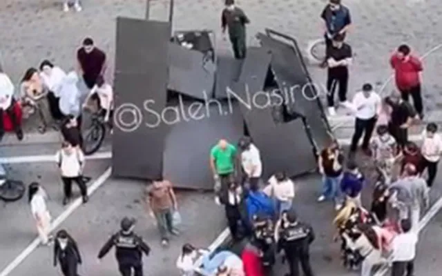 Bakıda tədbirdə monitor qadının üstünə aşıb - Video