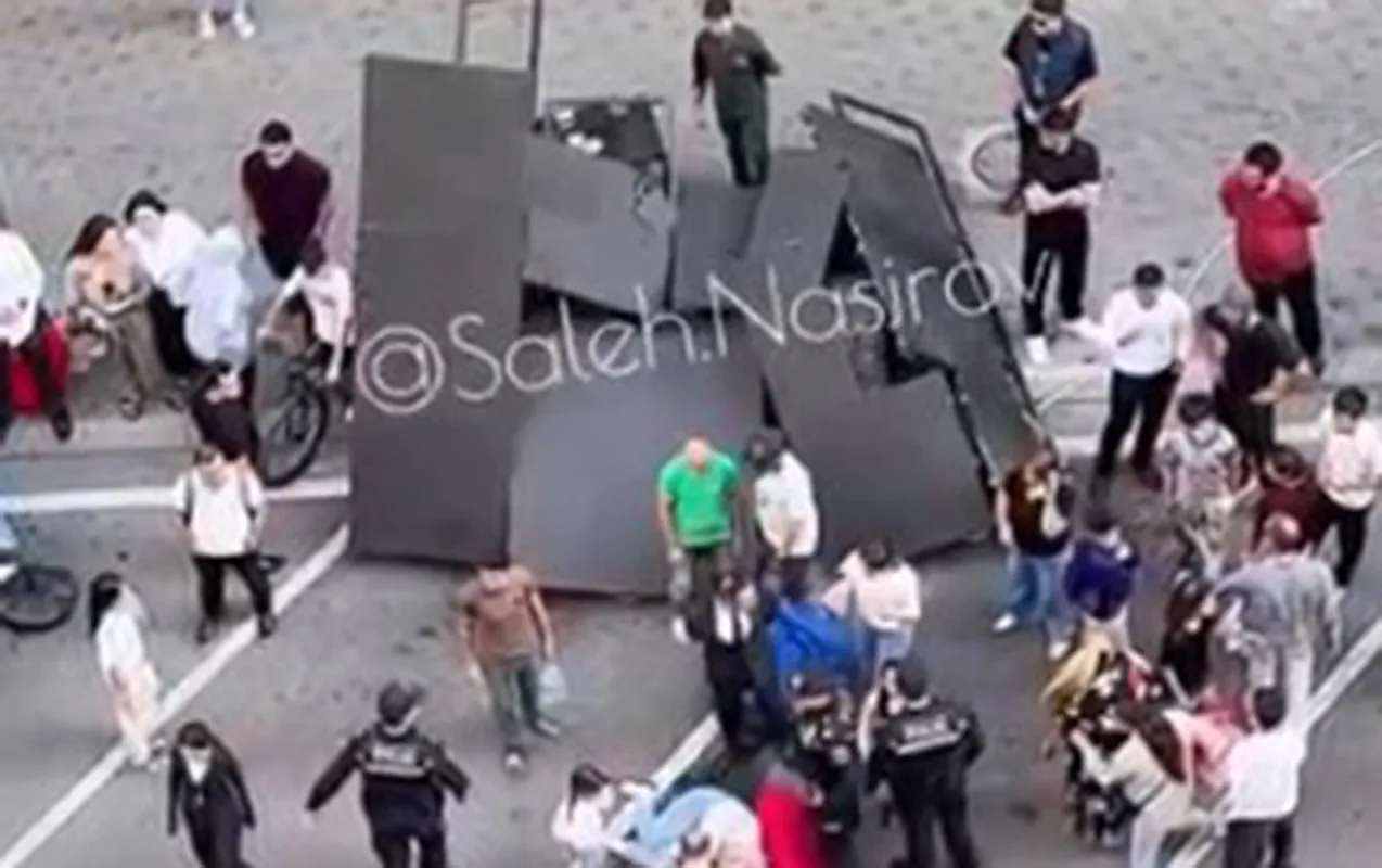 Bakıda tədbirdə monitor qadının üstünə aşıb - Video