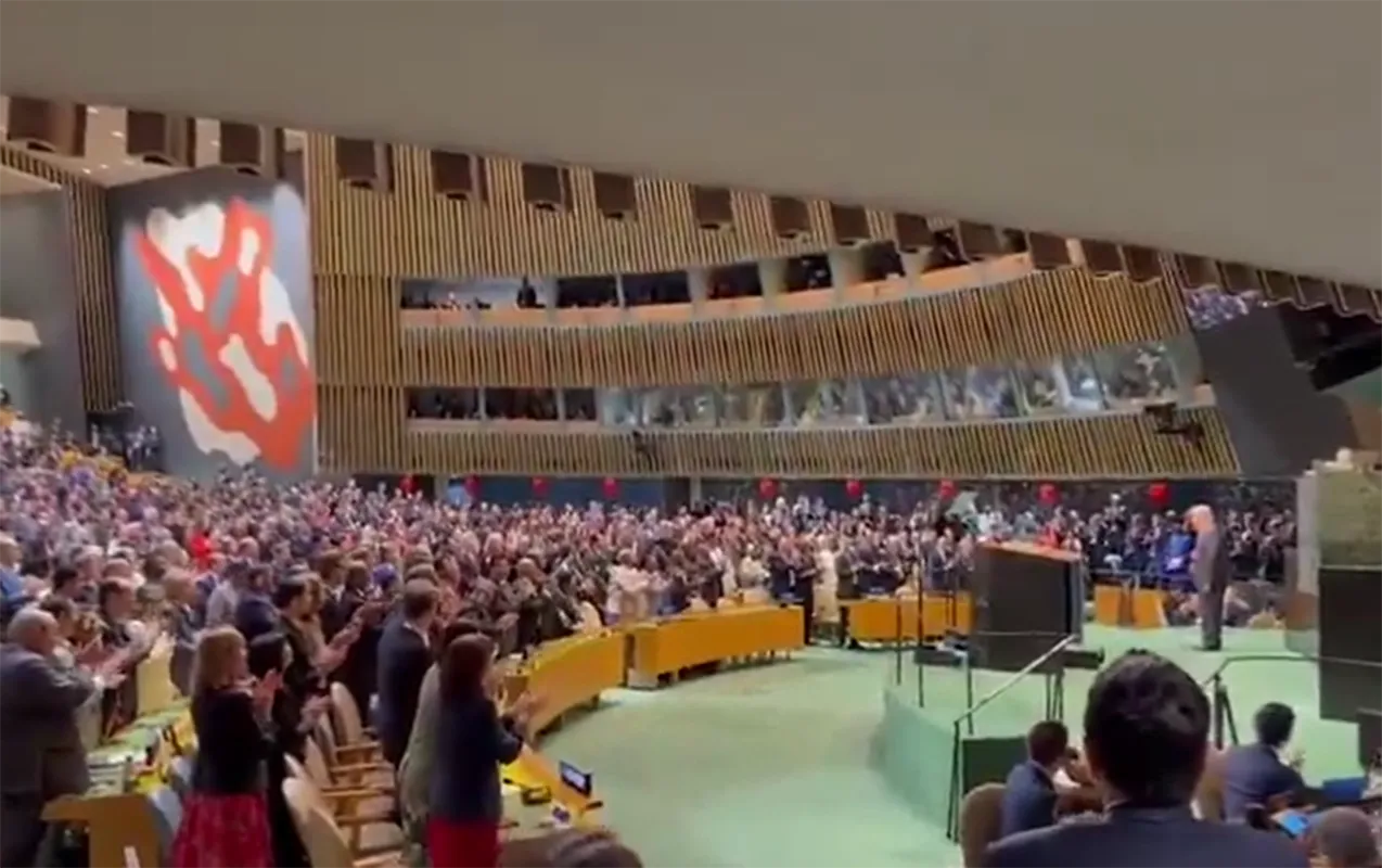 Dünya liderləri son çıxışını ayaq üstə alqışladı - Video