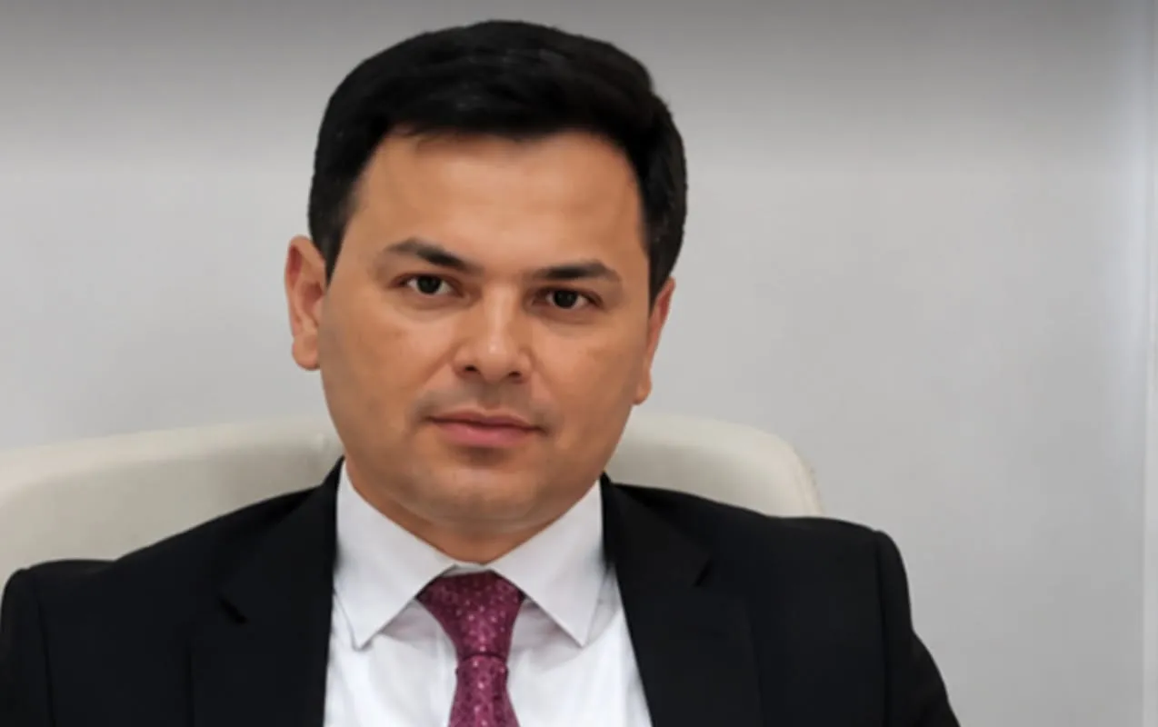40 ilin həkimini işdən çıxarmışdı - Vəzifəsindən azad edildi