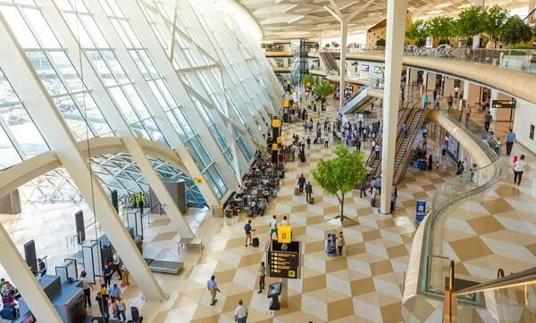 Aeroportda 20 min dollar tapdı, 3 minini dilənçilərə payladı
