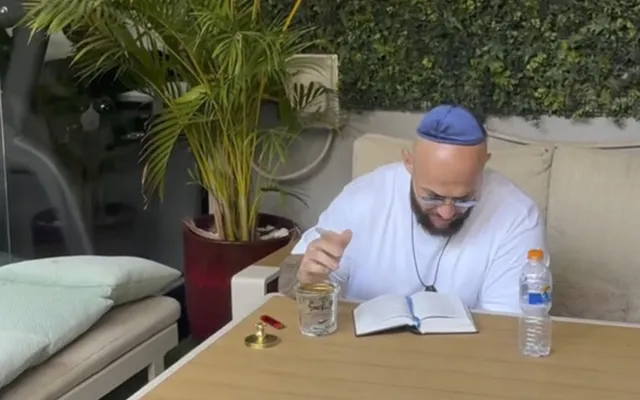 Məşhur reper işçilərini girov götürüb onlara atəş açdı - Video
