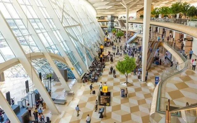 Aeroportda 20 min dollar tapdı, 3 minini dilənçilərə payladı