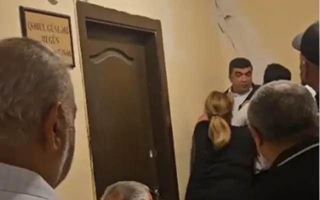 Vətəndaşlarla təhsil sektorunun işçisi arasında insident - Video