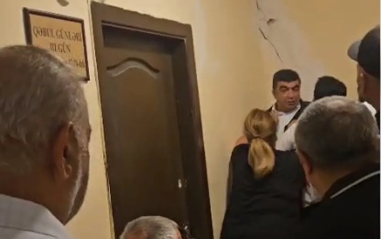 Vətəndaşlarla təhsil sektorunun işçisi arasında insident - Video