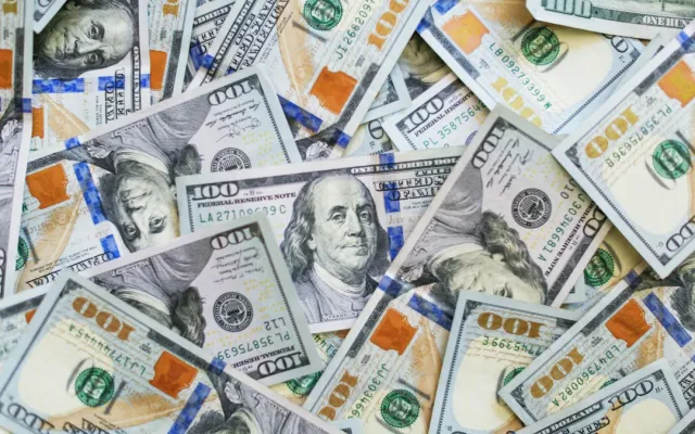 Ölkədə dollar bolluğu- Əhali əlindəki valyutanı niyə satır?