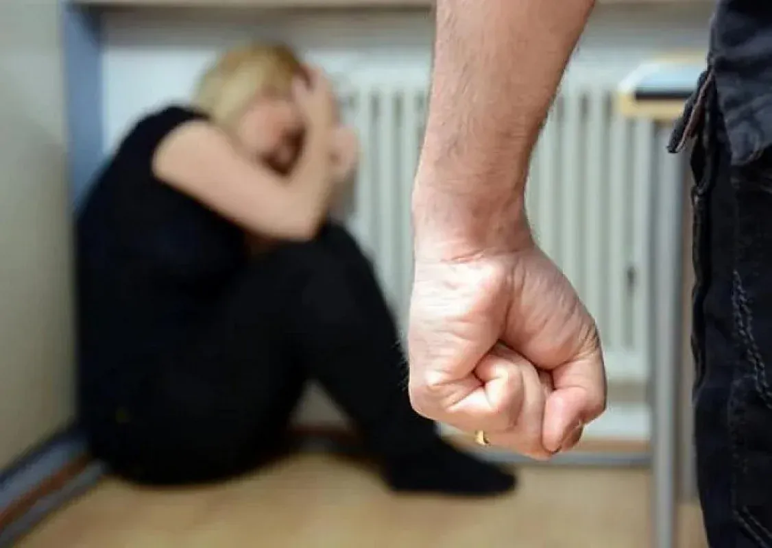 Bakıda qızının evə taksi ilə gəlməsinə əsəbiləşən kişi arvadını döydü