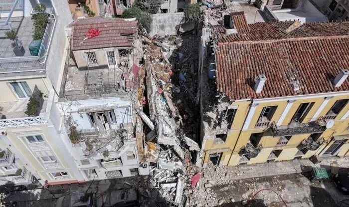 Güclü partlayış oldu, bina çökdü: 6 ölü - Foto