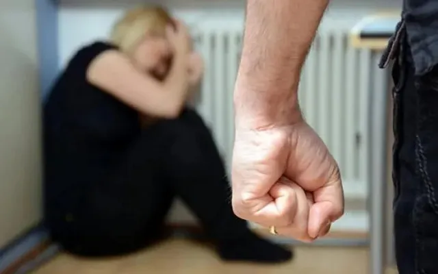 Bakıda qızının evə taksi ilə gəlməsinə əsəbiləşən kişi arvadını döydü