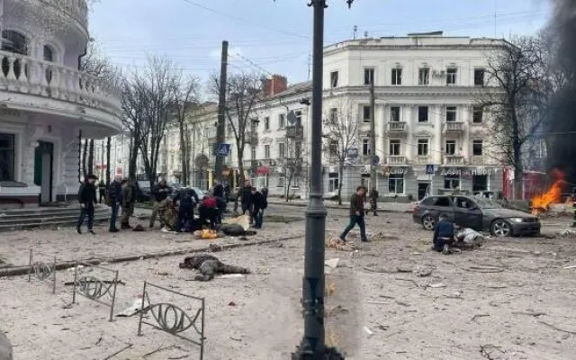 Rusiya bu şəhərin mərkəzini vurdu: ölənlər var